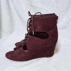 Dolcetta 5.5 Burgundy Strappy Wedge Booties Velvety Y2K Sassy RETRO FLASHY HIGH
